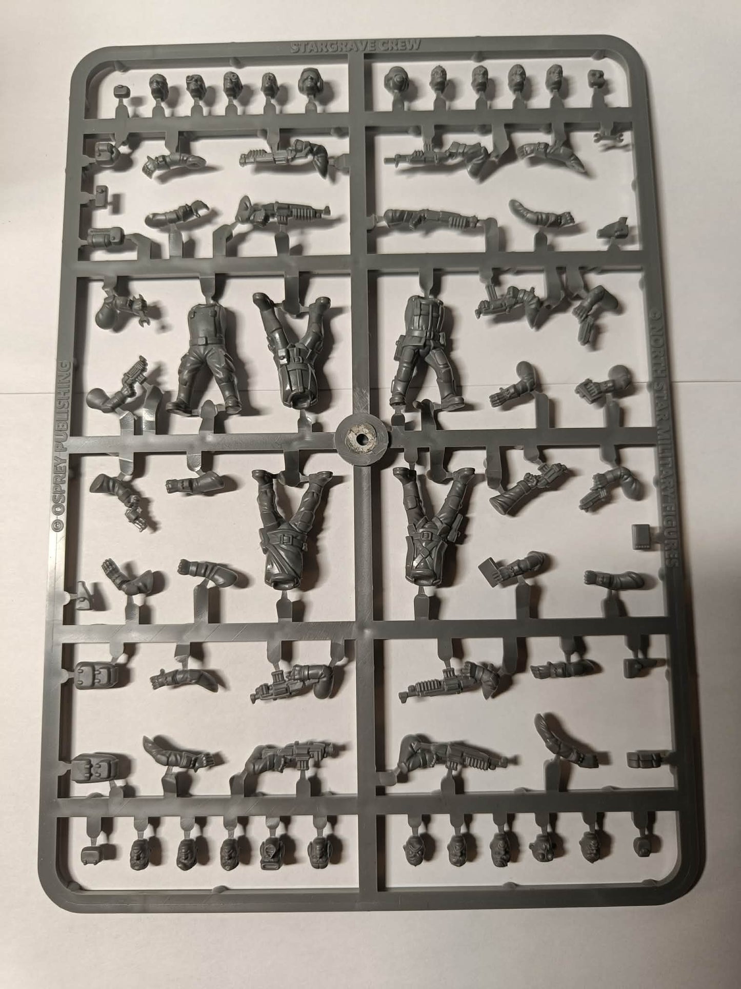 STARGRAVE crew Grappe - 5 figurines plastique